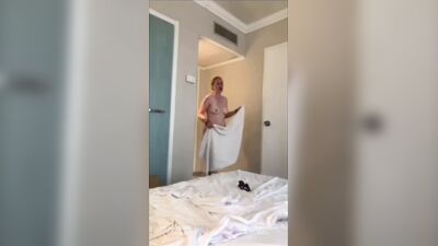 Семейный отпуск - мама крадется в гостиничный номер пасынка, трахает его и раздевается перед ним