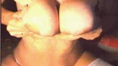 Грудастая милфа-мачеха сосет дилдо, рунетки