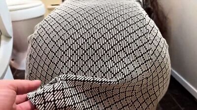 Секс со зрелой дамой в ее анусе в любительском видео