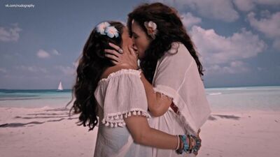 Бриджет Риган (Bridget Regan), Яра Мартинес (Yara Martinez) - Девственница Джейн (Jane the Virgin, 2017) s04e01 Голая? Лесби