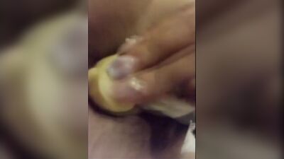 Вы когда-нибудь пробовали вставить банан в свою киску?