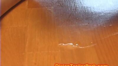 Восточная шлюшка сосет сперму