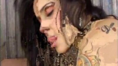 Брюнетка shemale  с большим членом трахает женщину.