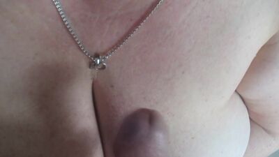 Минет от зрелой тещи со спермой на сиськи в домашнем видео