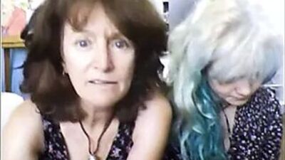 Настоящая мать и не дочь перед вебкамерой 85