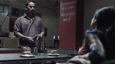 Девушка ласкает официанта - сцена веб-сериала с субтитрами