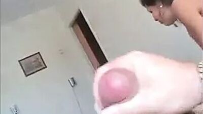 Молодые русские девушки учатся сосать член