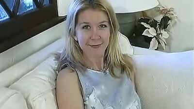 Блондинка с широкими бедрами и маленькими сиськами трахается на диване