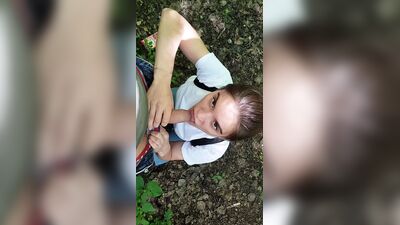 Соблазнила молодую девушку и засунула мой хуй в ее рот в парке