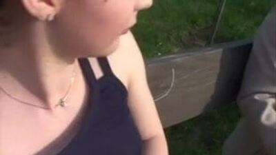 Старик везет молодую девушку из парка для секса