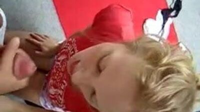 Мексиканка называет хорошенькую белую девушку ютой, когда он кончает на нее