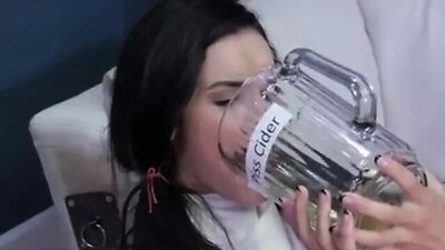 Покорная поющая писсинг, лижет очко анальной сперме в рот