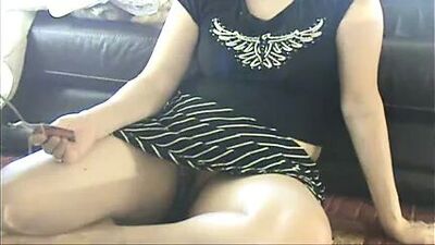 Сестра показывает киску брату, пока она играет в карты дома