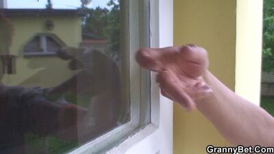 Старая бабушка раздвигает ноги для накаченного соседа