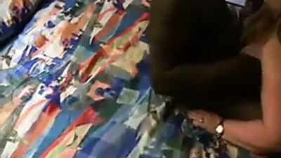 Шелли делает отличный минет большому черному члену