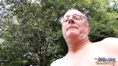 Счастливый старый дряхлый гонится за своей извращенной горячей богатой молодой сучкой