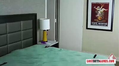 4 сногсшибательных красотки играют в стрип-игру с каменными ножницами из бумаги