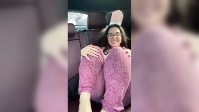 Пухлая девушка мастурбирует, пока не сквиртует в ее машине!