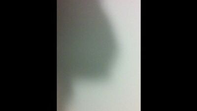 Подглядел в туалете за красивой девушкой.