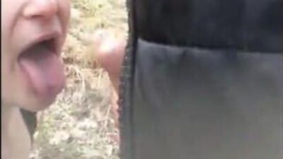 В лесу мастурбирует перед лицом девушки и кончает