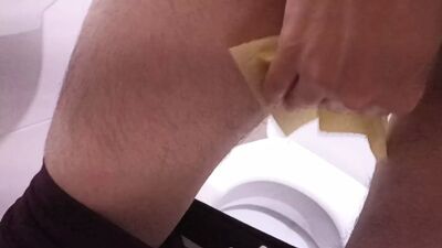 Юная девушка пошла в общий туалет, чтобы пописать и мастурбировать.