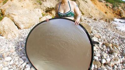 Клубничка-блондинка толстушка нетерпеливо скачет на члене на улице