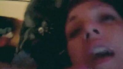 Грязная подруга говорит, что выбей свой хуй на моем лице и трахни пальцами мою задницу