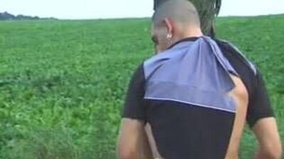 Рыжая бабушка развлекается с молодежью