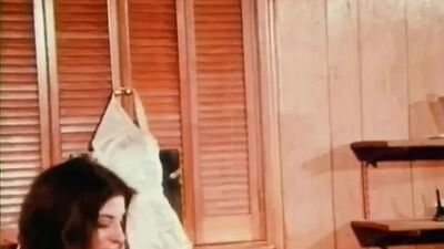 Классическая красотка с волосатой мохнаткой с большими сиськами