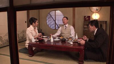 Семейный ужин обострился! Японцы забывают свои манеры и шпилятся в тройничке!