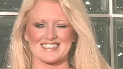 Горячая блондинка снимает розовое платье и трусики соло