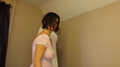 Сексуальные сиськи седьмого размера выпирают через рубашку