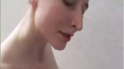 Как зовут зрелую милфу-блондинку с не сыном?