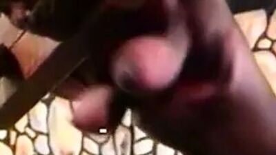 Чернокожую жестко бьют по сиськам