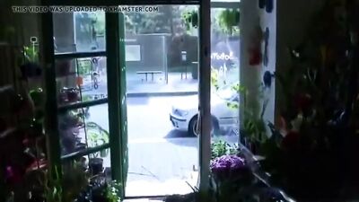 Горячая зрелая мама трахается в цветочном магазине