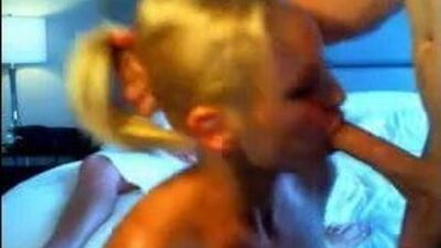 Блондинка отсасывает у парня и друга перед камерой