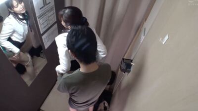 Я попросил красивую продавщицу-милфу в примерочных помочь мне подшить мои штаны ...