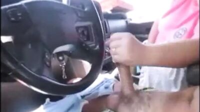 Жена дрочит сисси девушке во время вождения в городе, устраивая сперму повсюду