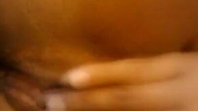 Девушка из города играет с киской для меня