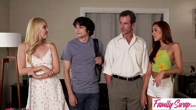 Обмен мачехи говорит, что я обнаженная, ты тоже должна раздеться!