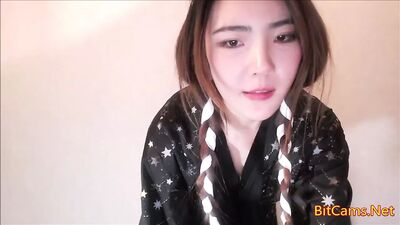 Корейская девушка, возбужденная в прямом эфире