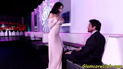 Грудастую крошку трахнули в ночном клубе