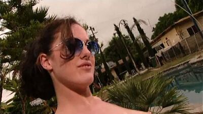 Любопытная крошка-волейболистка принимает предложение возбужденного оператора сделать несколько фотографий для журнала мужского пола