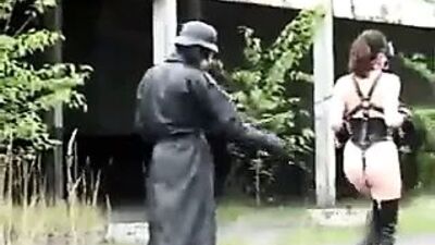 Девушку-пони обучает жених