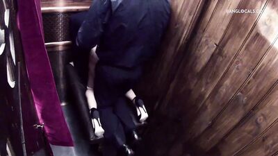 Извращенная британская шлюшка трахает священника во время исповеди!