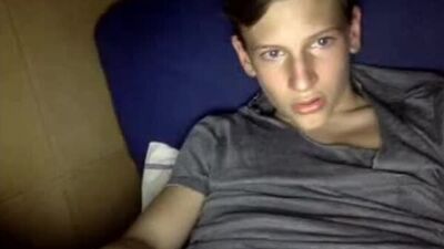 Мальчик Gay дрочит в чате (18+)