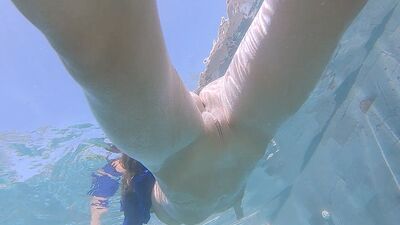 Кейт под водой.