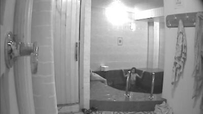 Голые молодые девочки плескаются в сауне на скрытую камеру