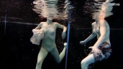 Две молоденькие девушки в бассейне, сначала в платьях потом голенькие. Эротика под водой