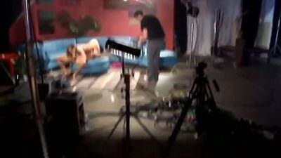 Саша Грей сосет член у оператора перед съемкой в порно